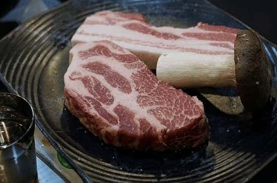 사가정 고기를품다